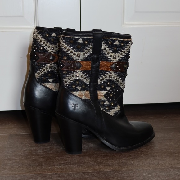 Frye Shoes - FRYE - Jenny Navajo Short Boots / (W8)